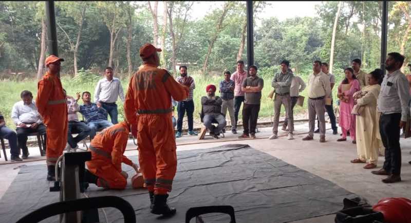 रूद्रपुर : दो दिवसीय आपदा प्रबंधन एवं प्राथमिक सहायता विषय प्रशिक्षण कार्यक्रम सफलतापूर्वक संपादित किया गया