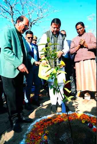 CM धामी ने  विजेता खिलाड़ियों के साथ किया खेल वन में पौधारोपण का शुभारंभ