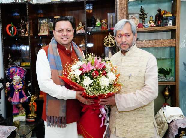CM धामी ने पूर्व मुख्यमंत्री तीरथ सिंह रावत से मुलाकात कर होली की शुभकामनाएं दीं