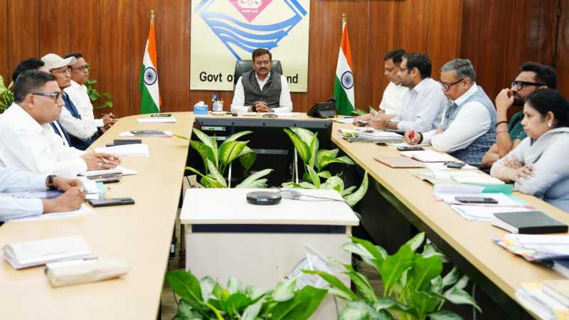 मुख्य सचिव आनन्द बर्द्धन ने विभिन्न विषयों पर शहरी विकास  एवं सिंचाई विभाग के साथ बैठक की