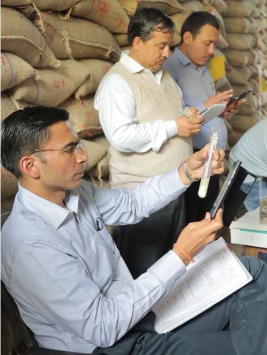 देहरादून: DM सविन बंसल द्वारा गुलर घाटी अन्न भण्डारण में किए गए औचक निरीक्षण के दौरान अनिमितता पाए