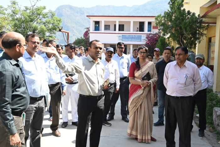 टिहरी: जिलाधिकारी मयूर दीक्षित ने नरेंद्रनगर में जिला खेल कार्यालय में बैडमिंटन हॉल, टीटी हॉल, फुटबॉल ग्राउंड तथा रा.इ.कॉ. का स्थलीय निरीक्षण किया