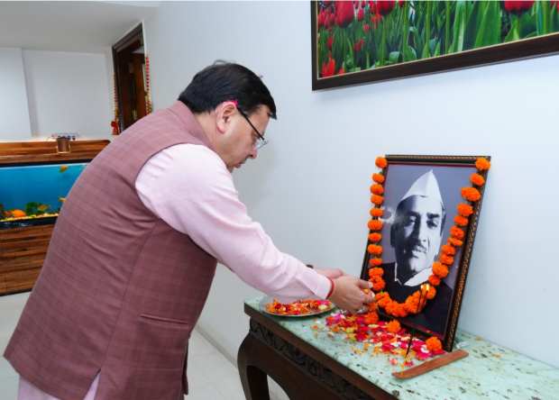 स्व. हेमवती नंदन बहुगुणा की जयंती के अवसर पर उनके चित्र पर श्रद्धा सुमन अर्पित कर भावपूर्ण स्मरण किया मुख्यमंत्री धामी ने